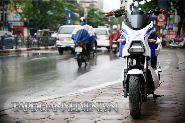 Xe đạp điện khi đi trời mưa những điều cần biết