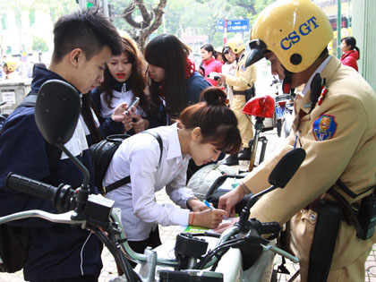 Nghiêm cấm học sinh–sinh viên đi xe máy điện chưa đăng ký